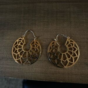 Elegant Gold Filigree Earrings